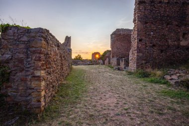 Şato harabelerinin üzerinde gün batımı, Almanya 'nın Palatinate Ormanı' ndaki yazdan kalma güzel manzara fotoğrafı.