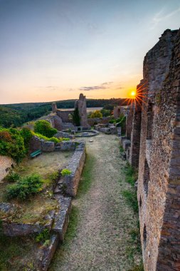 Şato harabelerinin üzerinde gün batımı, Almanya 'nın Palatinate Ormanı' ndaki yazdan kalma güzel manzara fotoğrafı.