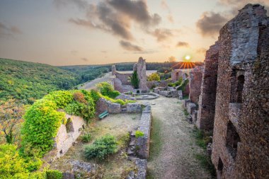 Şato harabelerinin üzerinde gün batımı, Almanya 'nın Palatinate Ormanı' ndaki yazdan kalma güzel manzara fotoğrafı.