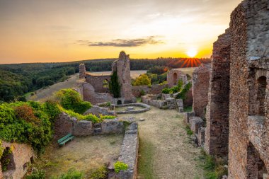 Şato harabelerinin üzerinde gün batımı, Almanya 'nın Palatinate Ormanı' ndaki yazdan kalma güzel manzara fotoğrafı.