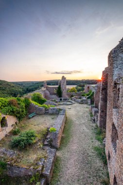 Şato harabelerinin üzerinde gün batımı, Almanya 'nın Palatinate Ormanı' ndaki yazdan kalma güzel manzara fotoğrafı.