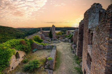 Şato harabelerinin üzerinde gün batımı, Almanya 'nın Palatinate Ormanı' ndaki yazdan kalma güzel manzara fotoğrafı.