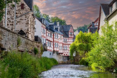 Sabah tarihi, yarı ağaçlı bir köy. Elz Vadisi, Mayen-Koblenz, Rhineland-Palatinate, Almanya 'da Monreal' de güzel bir ışık var.