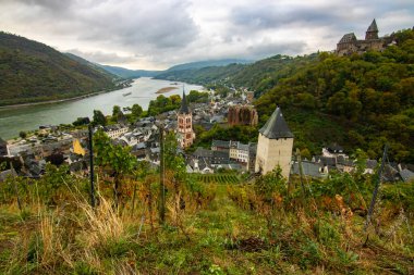 Eski, ahşap bir kasabaya bakın. Ren nehri boyunca çekilen bulutlu bir manzara. Alman Şarap Yolu, Bacharach, Almanya