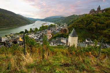 Eski, ahşap bir kasabaya bakın. Ren nehri boyunca çekilen bulutlu bir manzara. Alman Şarap Yolu, Bacharach, Almanya