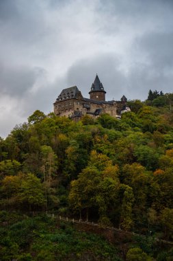 Eski, ahşap bir kasabaya bakın. Ren nehri boyunca çekilen bulutlu bir manzara. Alman Şarap Yolu, Bacharach, Almanya