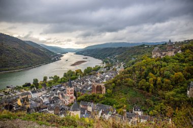 Eski, ahşap bir kasabaya bakın. Ren nehri boyunca çekilen bulutlu bir manzara. Alman Şarap Yolu, Bacharach, Almanya