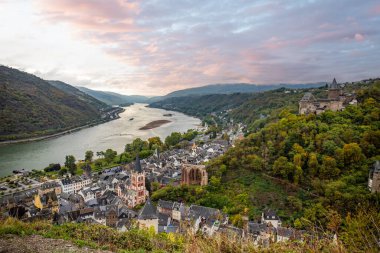Eski, ahşap bir kasabaya bakın. Ren nehri boyunca çekilen bulutlu bir manzara. Alman Şarap Yolu, Bacharach, Almanya
