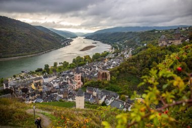 Eski, ahşap bir kasabaya bakın. Ren nehri boyunca çekilen bulutlu bir manzara. Alman Şarap Yolu, Bacharach, Almanya