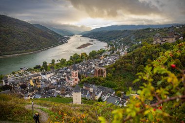 Eski, ahşap bir kasabaya bakın. Ren nehri boyunca çekilen bulutlu bir manzara. Alman Şarap Yolu, Bacharach, Almanya