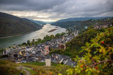 Eski, ahşap bir kasabaya bakın. Ren nehri boyunca çekilen bulutlu bir manzara. Alman Şarap Yolu, Bacharach, Almanya