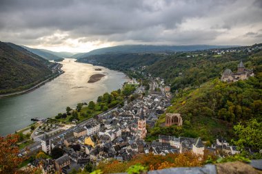 Eski, ahşap bir kasabaya bakın. Ren nehri boyunca çekilen bulutlu bir manzara. Alman Şarap Yolu, Bacharach, Almanya