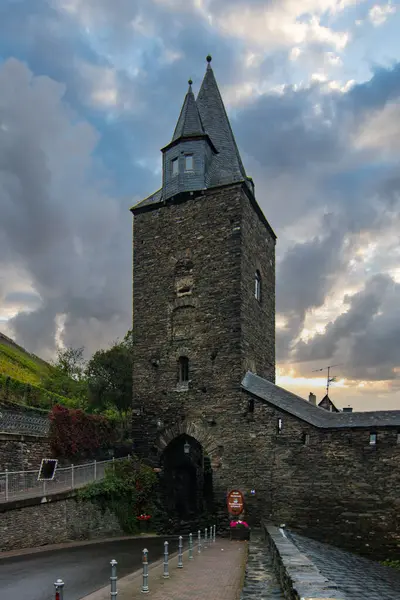 Eski, ahşap bir kasabaya bakın. Ren nehri boyunca çekilen bulutlu bir manzara. Alman Şarap Yolu, Bacharach, Almanya