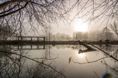 Gölle çekilmiş bir manzarada gün doğumu. Sabahları huzurlu doğa, Taunus Dağları 'nda yürüyüş, Hesse, Almanya