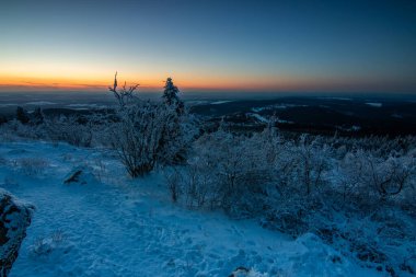 Kış manzarası, gün batımı ve karla kaplı ağaçlar. Taunus Dağları, Hesse, Almanya Feldberg 'de kış manzarası