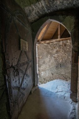 Bir kale içi, avlu ve antik duvarlar. Runkel Kalesi 'nde gündüz turu. Runkel Kalesi, Taunus