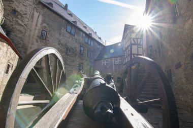 Bir kale içi, avlu ve antik duvarlar. Runkel Kalesi 'nde gündüz turu. Runkel Kalesi, Taunus