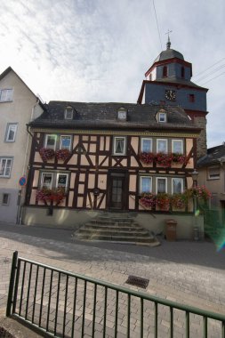 Bir kale içi, avlu ve antik duvarlar. Runkel Kalesi 'nde gündüz turu. Runkel Kalesi, Taunus