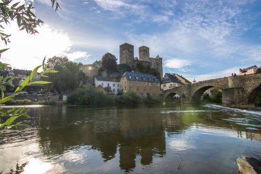 Şatosu ve nehri olan bir kasaba. Geceleyin, Runkel 'in Limburg-Weilburg' un orta kesimindeki bir manzara fotoğrafında tarihi merkez..