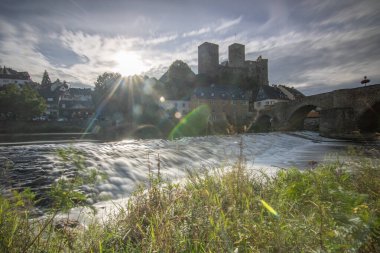 Şatosu ve nehri olan bir kasaba. Geceleyin, Runkel 'in Limburg-Weilburg' un orta kesimindeki bir manzara fotoğrafında tarihi merkez..