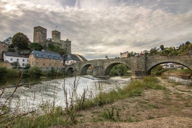 Şatosu ve nehri olan bir kasaba. Geceleyin, Runkel 'in Limburg-Weilburg' un orta kesimindeki bir manzara fotoğrafında tarihi merkez..