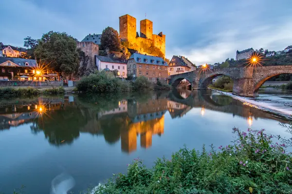 Şatosu ve nehri olan bir kasaba. Geceleyin, Runkel 'in Limburg-Weilburg' un orta kesimindeki bir manzara fotoğrafında tarihi merkez..