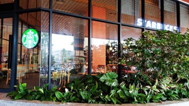 CHANTHABURI, THAILAND - Nisan 04, 2023 Central Chanthaburi alışveriş merkezindeki Starbucks Kafe.