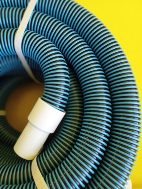 Yüzme havuzlarını temizlemek için mavi hortum, havuz bakım ekipmanları..