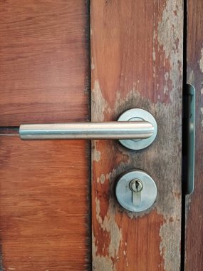 Paslanmaz çelik cıvata paslanmış ahşap kapının üzerinde.