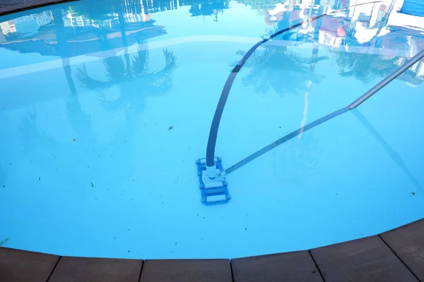 スイミングプールの掃除 水のメンテナンス プールケア機器 プール真空ヘッド — ストック写真