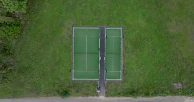 İsveç 'te yaz aylarında tenis kortunun dışında kürek çekmek. Yüksek kalite 5k görüntü