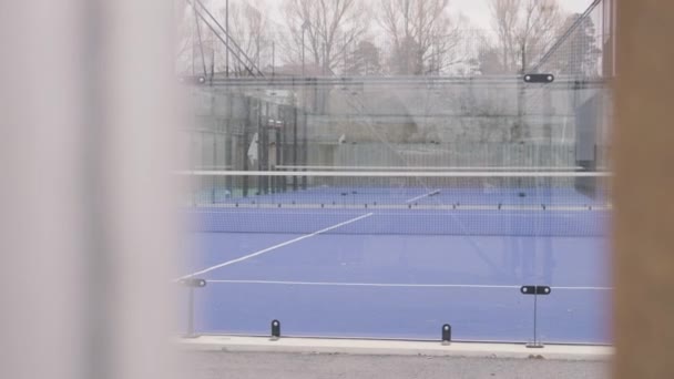 スウェーデンの灰色の天気の屋外ブルーパドルコート 高品質の4K映像 — ストック動画