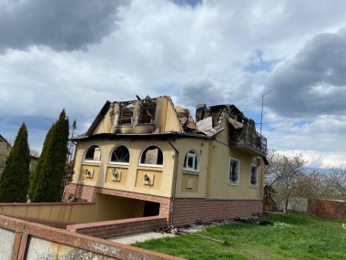 Ukrayna 'da savaş. Kyiv 'in savunması. Bucha, yıkılmış evler. 2022 ilkbaharında. Bombalanmış evler.