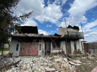 Ukrayna 'da savaş. Kyiv 'in savunması. Bucha, yıkılmış evler. 2022 ilkbaharında. Bombalanmış evler.