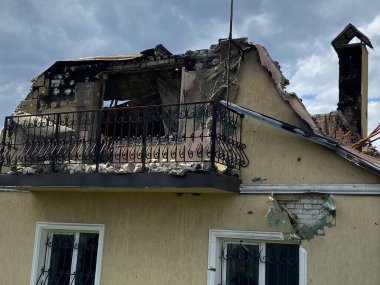 Ukrayna 'da savaş. Kyiv 'in savunması. Bucha, yıkılmış evler. 2022 ilkbaharında. Bombalanmış evler.