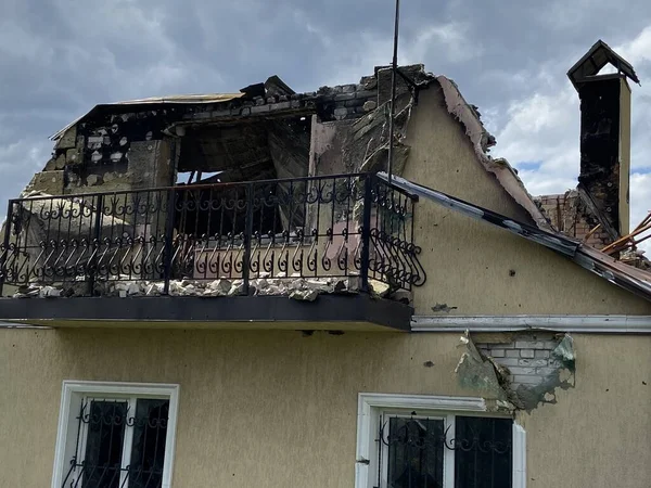 Ukrayna 'da savaş. Kyiv 'in savunması. Bucha, yıkılmış evler. 2022 ilkbaharında. Bombalanmış evler.