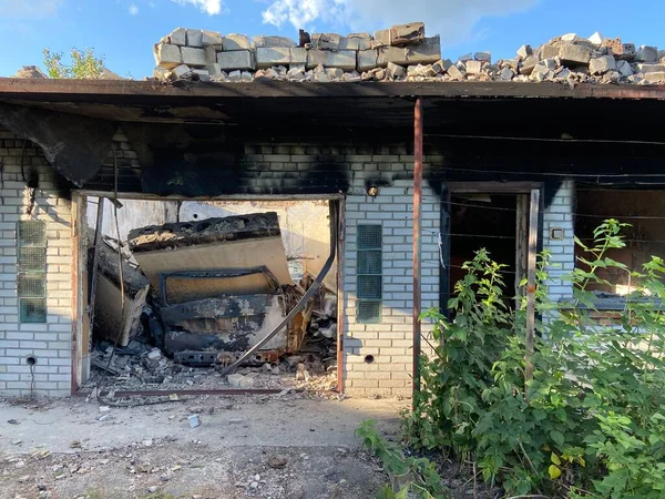 Ukrayna 'da savaş. Yanmış arabalar, insanların eşyaları. Yıkılmış binalar. Bucha 2022.