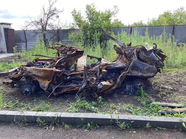 Ukrayna 'da savaş. Yanmış arabalar, insanların eşyaları. Yıkılmış binalar. Bucha 2022.