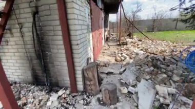 Rusya 'nın Ukrayna' ya karşı savaşı. Bucha Kiev Bölgesi. İnsanların yaşadığı evleri bombaladı. 2022 ilkbaharında. Kyiv Savunması.