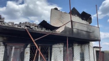 Rusya 'nın Ukrayna' ya karşı savaşı. Bucha Kiev Bölgesi. İnsanların yaşadığı evleri bombaladı. 2022 ilkbaharında. Kyiv Savunması.