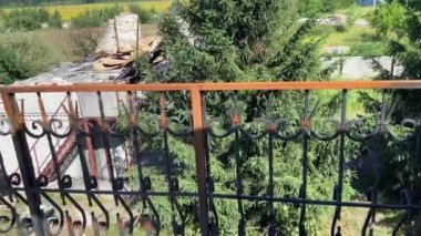 Rusya 'nın Ukrayna' ya karşı savaşı. Bucha Kiev Bölgesi. İnsanların yaşadığı evleri bombaladı. 2022 ilkbaharında. Kyiv Savunması.