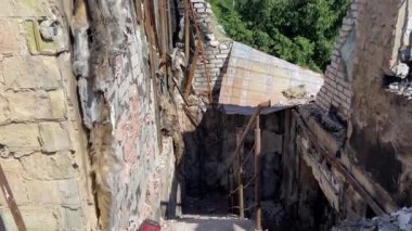 Rusya 'nın Ukrayna' ya karşı savaşı. Bucha Kiev Bölgesi. İnsanların yaşadığı evleri bombaladı. 2022 ilkbaharında. Kyiv Savunması.