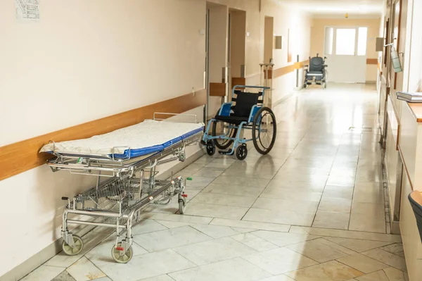Postoperační Lůžko Invalidní Vozík Jsou Umístěny Chodbě Nemocniční Ambulance Kvalitní — Stock fotografie