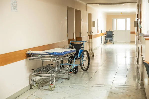Postoperační Lůžko Invalidní Vozík Jsou Umístěny Chodbě Nemocniční Ambulance Kvalitní — Stock fotografie