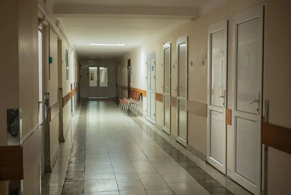 Pooperacyjne Łóżko Medyczne Wózek Inwalidzki Znajdują Się Korytarzu Szpitalnego Oddziału — Zdjęcie stockowe