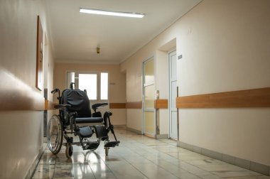 Ameliyat sonrası hastane yatağı ve tekerlekli sandalye reviri koridorunda bulunuyor. Yüksek kalite fotoğraf
