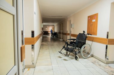 Ameliyat sonrası hastane yatağı ve tekerlekli sandalye reviri koridorunda bulunuyor. Yüksek kalite fotoğraf