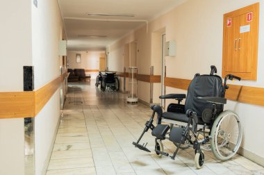 Ameliyat sonrası hastane yatağı ve tekerlekli sandalye reviri koridorunda bulunuyor. Yüksek kalite fotoğraf