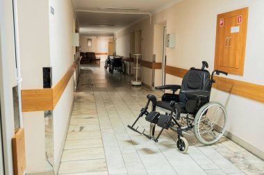 Ameliyat sonrası hastane yatağı ve tekerlekli sandalye reviri koridorunda bulunuyor. Yüksek kalite fotoğraf
