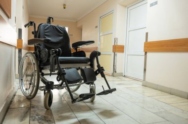 Ameliyat sonrası hastane yatağı ve tekerlekli sandalye reviri koridorunda bulunuyor. Yüksek kalite fotoğraf
